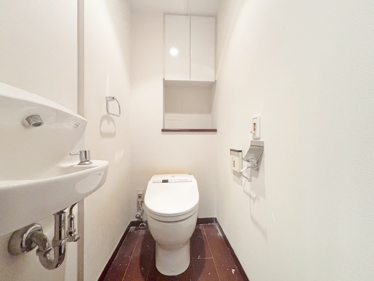 トイレ 暮らしの中のさりげないひとときの快適さにも、こだわりを、持って設備を配しております。（リフォーム前）