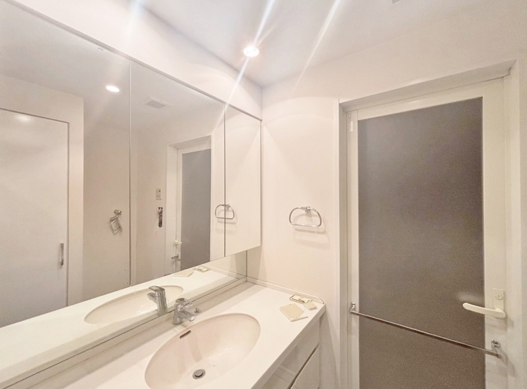 洗面 何かと物が増える場所だからこそ、スッキリと見映えの良い空間に。（リフォーム前）