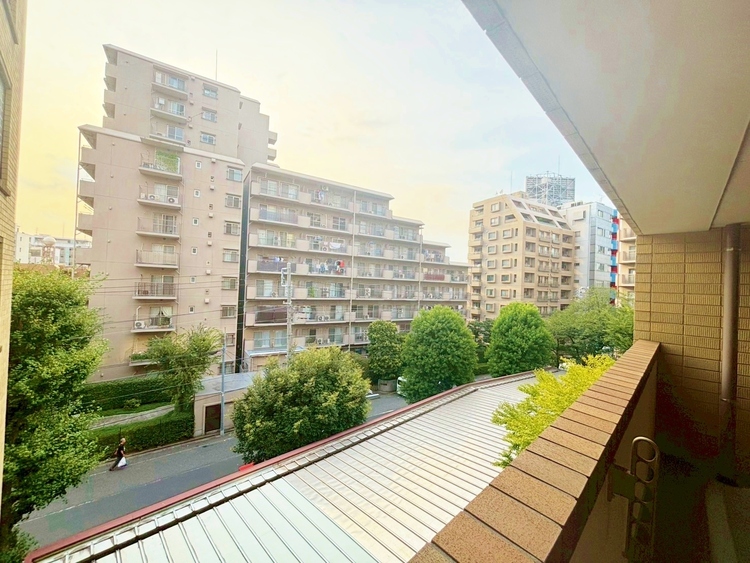 バルコニー 窓を開けると広がる青空。心をリフレッシュして日々を過ごしていきましょう。