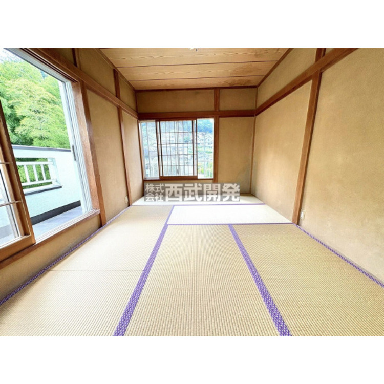 内装 気持ちの良い陽光が差し込む2F和室。お休みの日は読書や音楽鑑賞などのんびりすごせそうです。