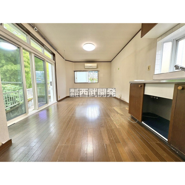 居間 南面に設けた大きな窓からは、豊かな陽光がリビングを照らしだします。家具等の配置やこの空間のデザイン考えるのも新生活のひとつの楽しみですね。