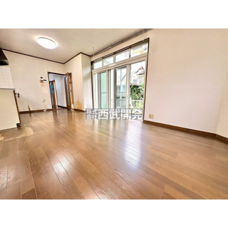 居間 南に面したリビングは陽当り・通風ともに良好です。明るい空間はそれだけで気分が晴れやかになりますね。