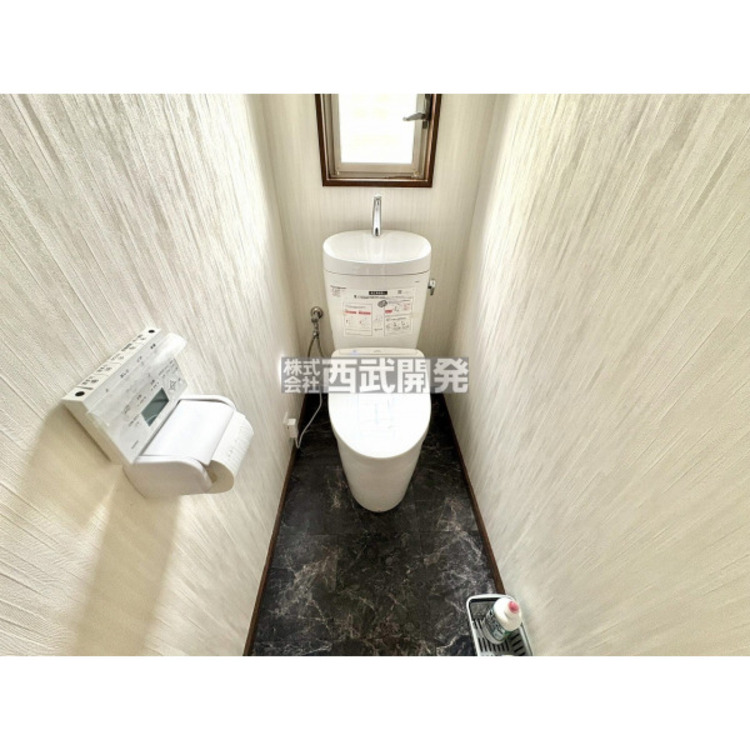 トイレ 白を基調とした清潔感のあるウォシュレット付きのトイレはリラックスできる空間です。