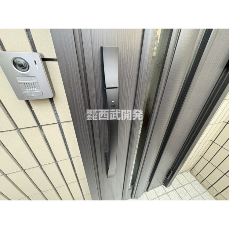 設備 電子キーの玄関。ポケットに入れておくだけで玄関の施錠・開錠ができます。