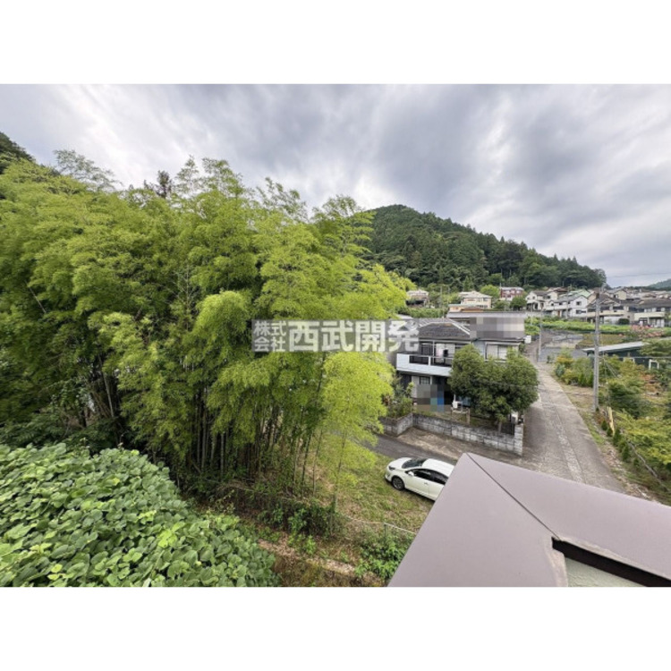 玄関 バルコニーからの眺望。緑豊かな立地です。