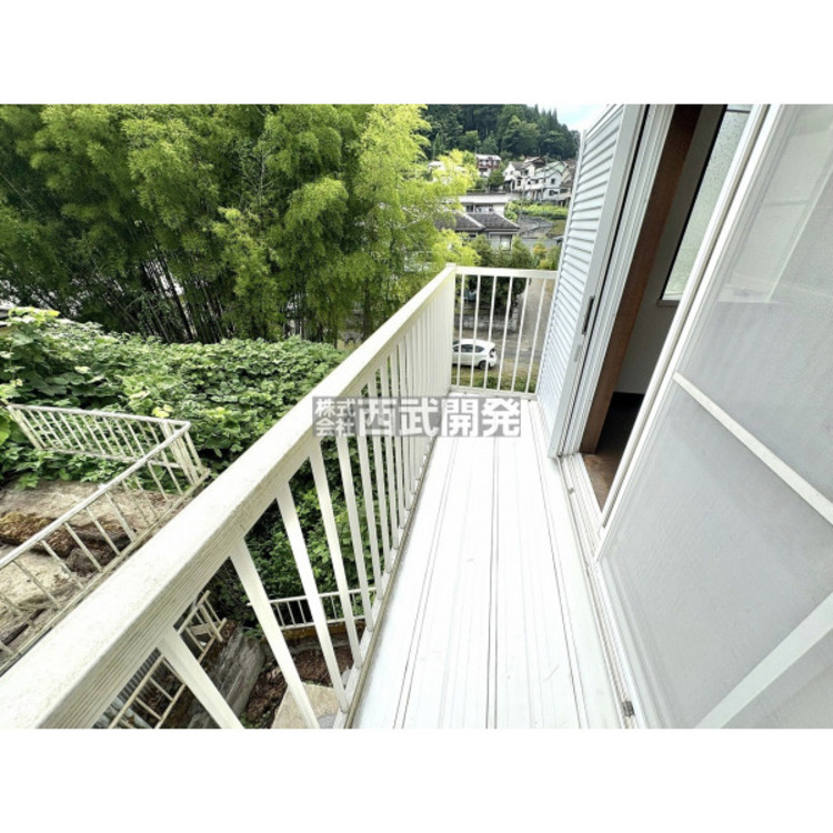 バルコニー 南向きで洗濯物も乾きやすいですね。