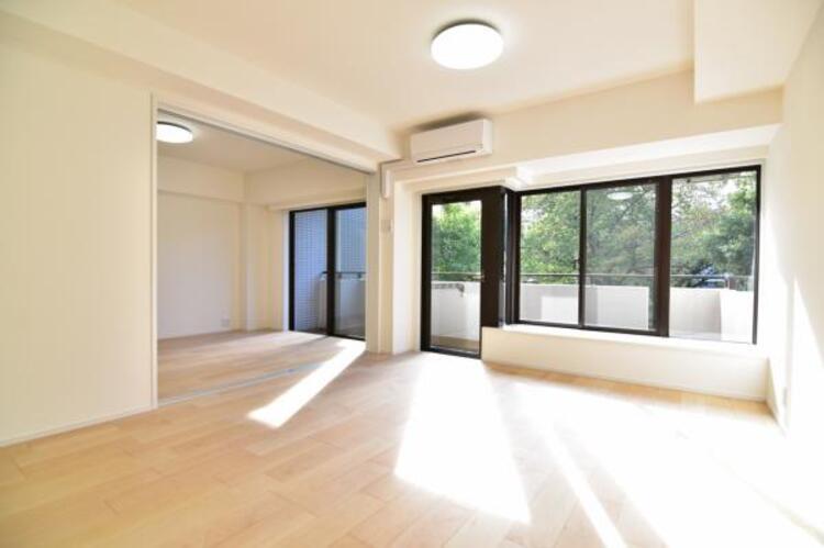 居間 家族が集まるリビングは、隣接する洋室を開放すると20帖超のゆったり空間に。明るい陽射しと風が入る窓配置が安らげる空間を演出します。 