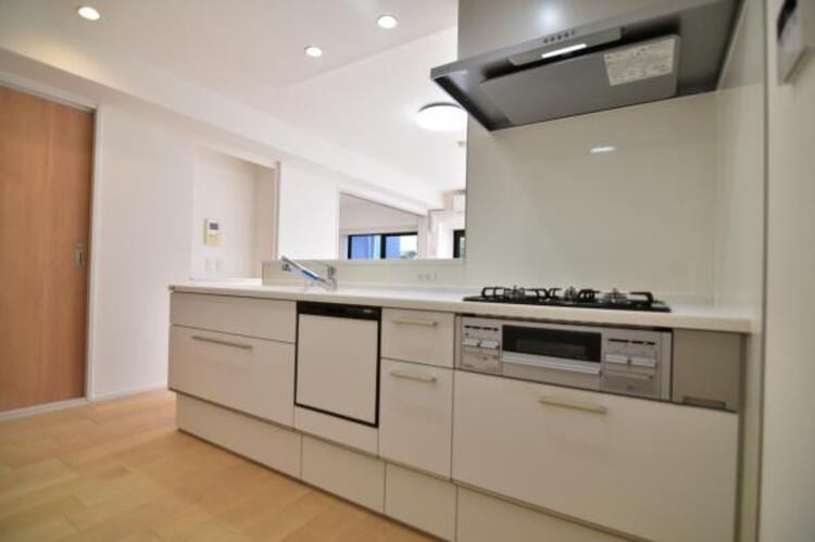 キッチン 広々としたキッチンスペース。食洗機と浄水器が付き、収納力のあるキッチンは料理が捗ります。カップボートや冷蔵庫を置いても十分なスペースができます。 