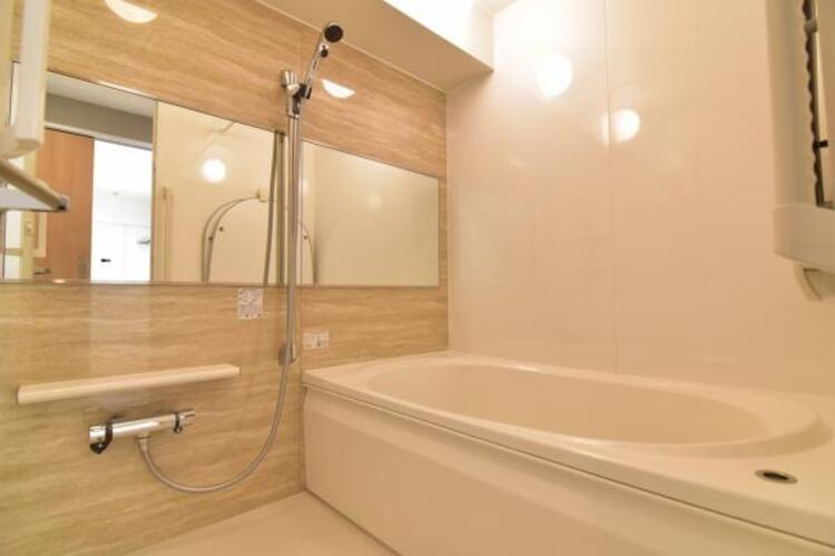 風呂 高級感を演出する内装の浴室は、心休まるくつろぎのスペースにも癒しのスペースにもなる空間です。 