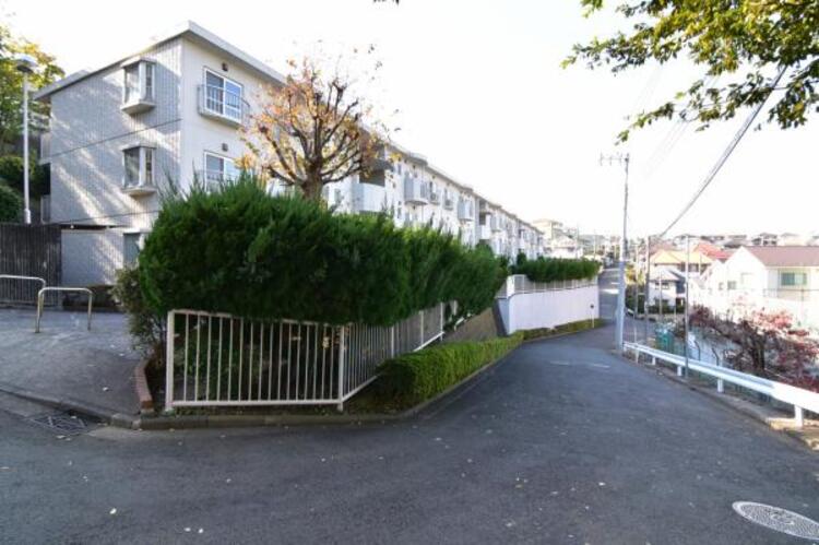 外観 街に溶けこみ美しい景観を生み出すこの邸宅は、採光や風通しまで考え抜いて造り上げました。