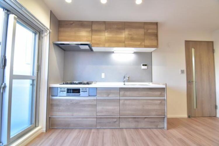 キッチン 明るい自然光が入る作業スペースを多くとった壁付けキッチン採用。夫婦揃ってキッチンに立っても調理がしやすく、家事をしながら会話も弾みます。