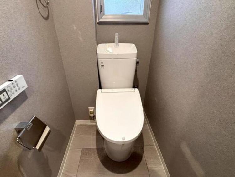 トイレ 白を基調としたウォシュレットトイレは清潔感あるプライベート空間を演出します。