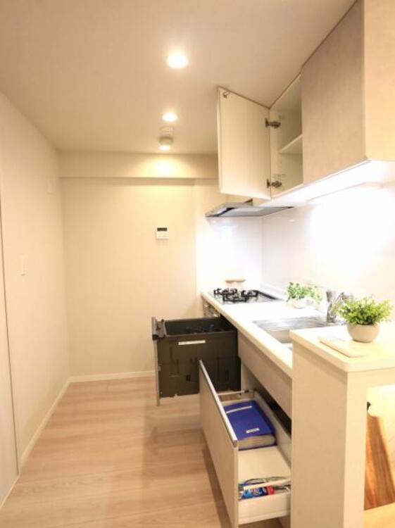 キッチン 広々としたキッチンスペース。食洗機と浄水器が付き、収納力もあるキッチンはお料理が捗ります。