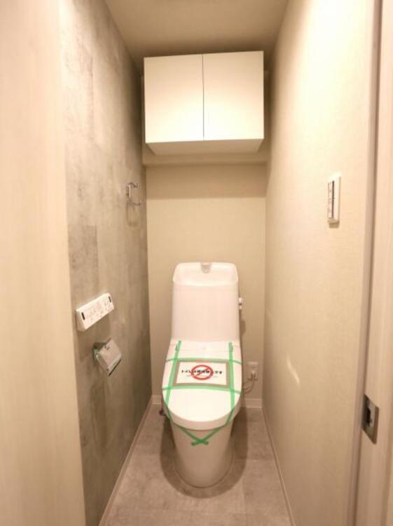 トイレ 清潔感の溢れるトイレです。落ち着いた空間で安らぎのひとときをお過ごし頂けます。上部には収納もあります。