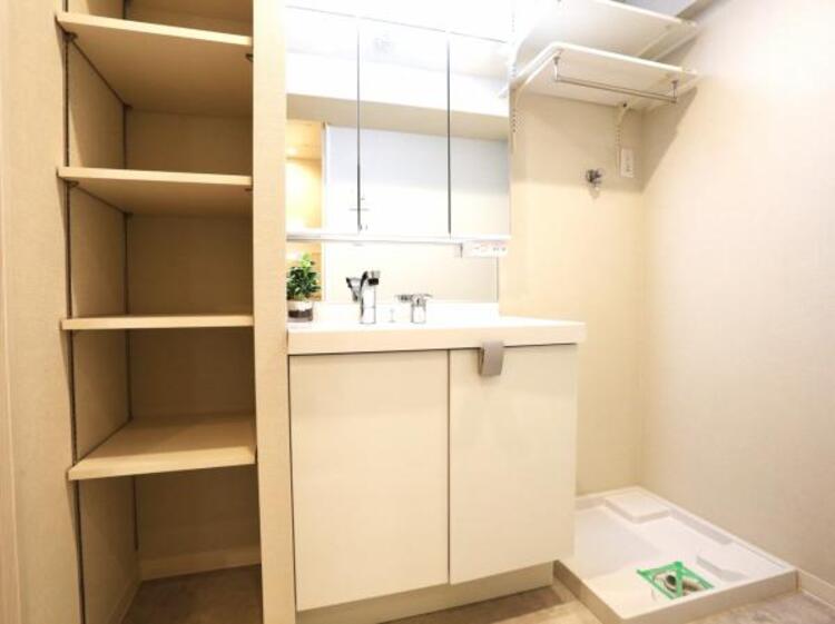 洗面 三面鏡の裏は機能的な収納を配置。コンセントも付いているため電動シェーバーや電動歯ブラシも収納できます。横には収納もあります。