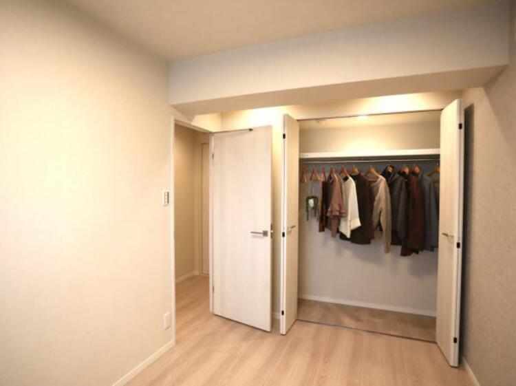 収納 クローゼットには棚やハンガーパイプが付いており、スーツや上着などがスッキリ収納可能です。