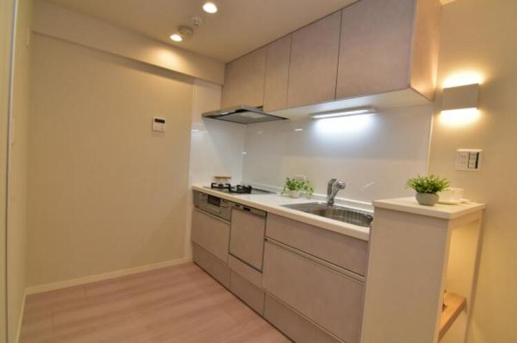 キッチン 焼いたり煮たりと一度にたくさんのお料理を作ることが出来る便利な３口コンロが付いたシステムキッチンは、豊富な収納と食洗機付き。食後の片付けが楽になるからママも自分時間が増えてニコニコです。 