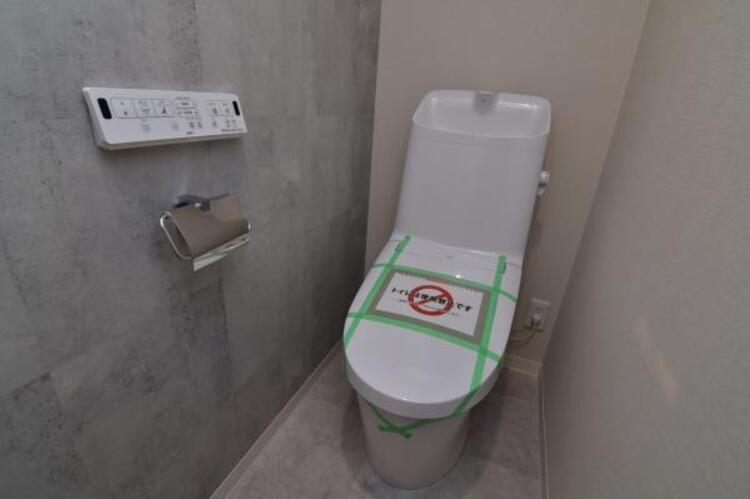 トイレ 清潔感をモチーフにしており広々とした空間を実現しております。 