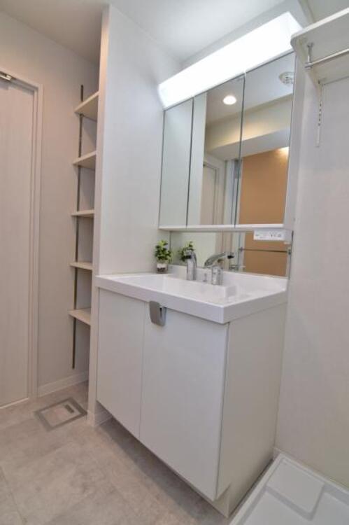 洗面 清潔感のあるワイドな洗面台は収納力もあり、いつでもすっきりとした洗面室に。 