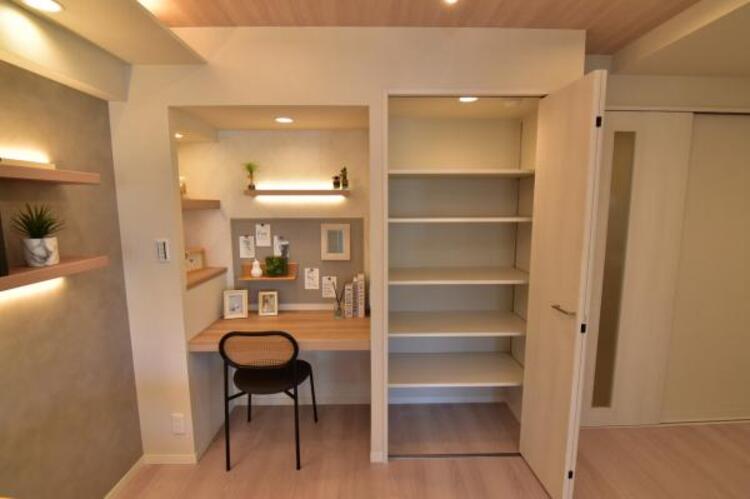 収納 ワークスペースは書斎、趣味、キッズスペースや家事スペースとして多様に活用できます。サイドには収納も備え使い勝手もよく楽しみ方が沢山！