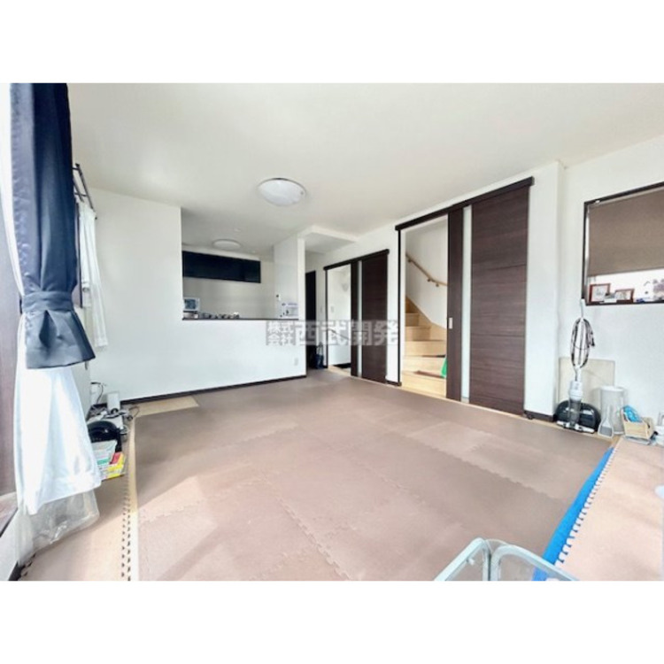 居間 LDK広々16帖です。南東向きお部屋は陽当良好です。