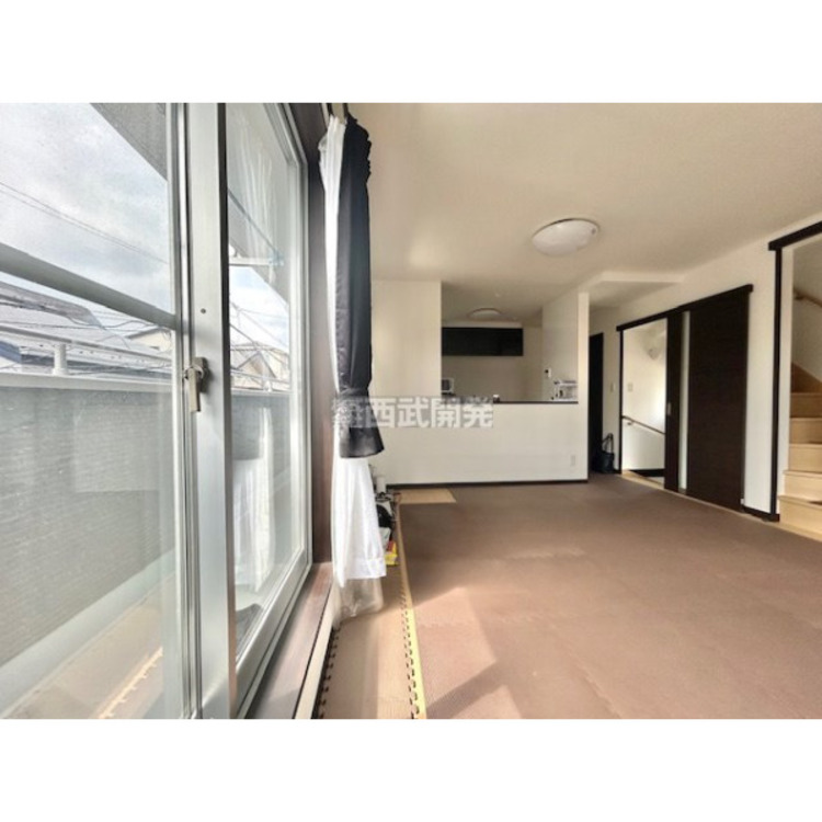 居間 LDK広々16帖です。南東向きお部屋は陽当良好です。