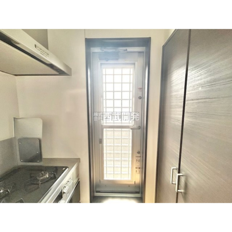 キッチン キッチン奥には勝手口も付いています。バルコニーに出るのにも便利です。