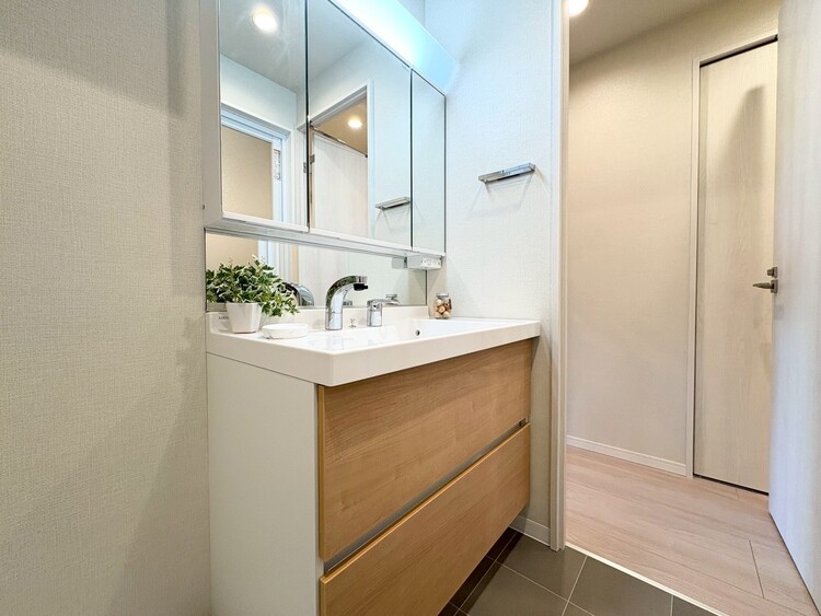 その他 清潔感を感じられる洗面化粧台。