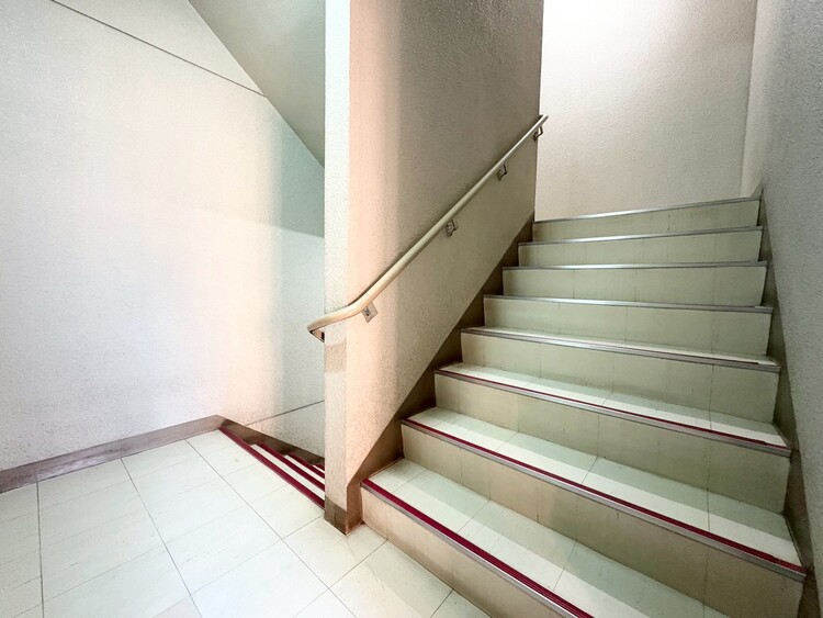 その他 共用部の階段です。明るく清潔に管理されています。