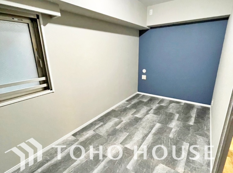 内装 ◆サンサンと◆差し込む太陽の光がこのリビングに笑いをもたらす。ソファの上のクッションがポカポカした暖気にぬくぬくと微睡んでいる。