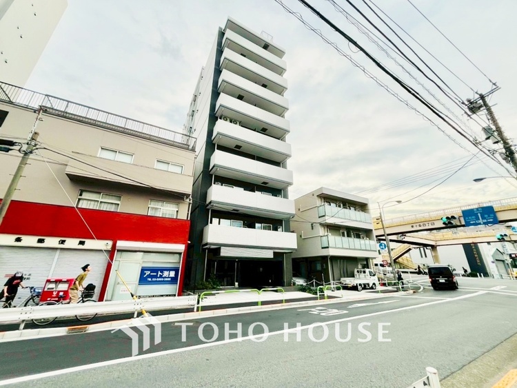 外観 光と影のコントラストが美しい、都会に映えるモダンな佇まいですね。