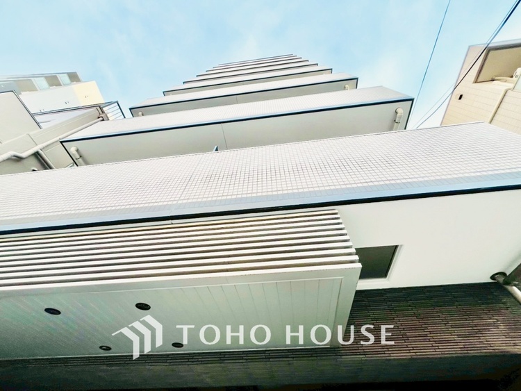 外観 洗練された外観が、都会の風景に溶け込みつつも存在感を放っています。