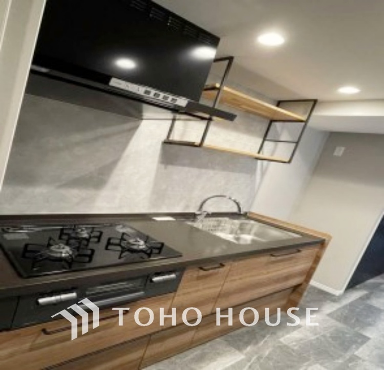 キッチン 手元の収納から、足元の収納までが全てスライド式で、奥のスペースまで有効に活用できます。奥まで上から見渡せるので、たまにしか使わない調理器具もサッと取出せます。