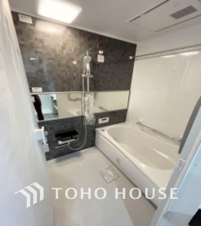 風呂 【浴室】《一日の疲れを落としてくれる場所は、落ち着く場所でなければならない》　高級感溢れるカラーと大きさ・柔らかな曲線で構成された半身浴も楽しめるバスタブが心地よさをもたらします。