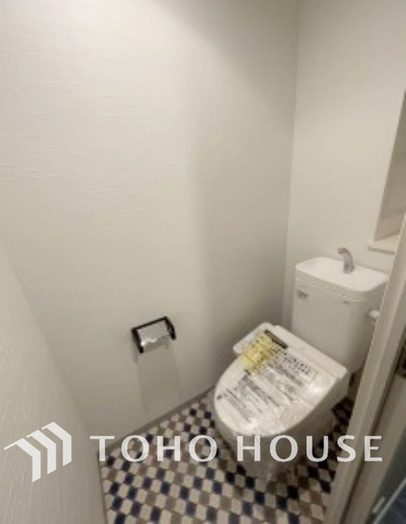 トイレ 清潔感あるホワイト調のクロスと温もり溢れるモダンカラーの床材が見事に調和した本邸宅は、毎日の生活を少しでも快適に過ごして頂ける様に落ち着いた雰囲気作りから行っています。