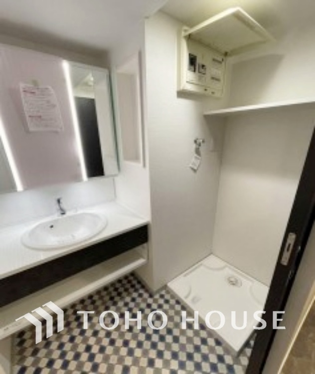 洗面 気持ちの良い朝をつくりだし、夕方には笑顔を取り戻させてくれるミラー。パウダールームはいつでも本来の自分を取り戻せる空間。明るく仕上げてあります。