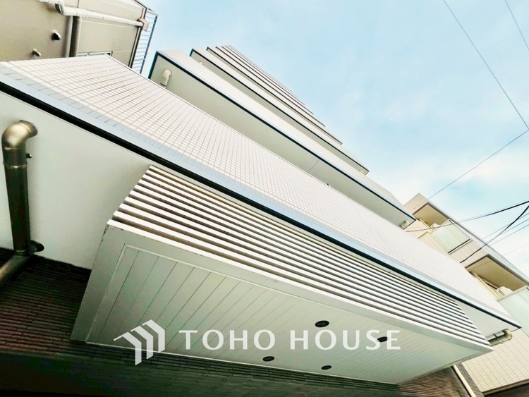 バルコニー 太陽に愛された邸は、陽当り・通風に優れた魅力的で快適さを追求した邸宅でした。ここに住むからこそ意味がある。そんな特別感に浸りながら、毎日をお過ごしして欲しいです 。