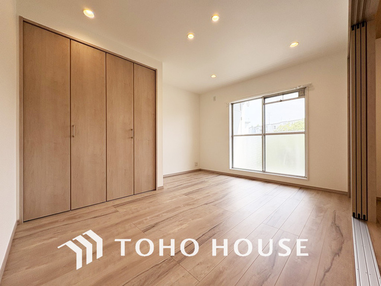 内装 採光もある洋室は、くつろぎのひと時を過ごすのにぴったり