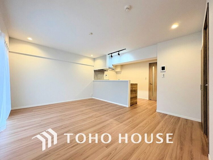 内装 広がりのある住空間、家族が集まるリビング・ダイニング