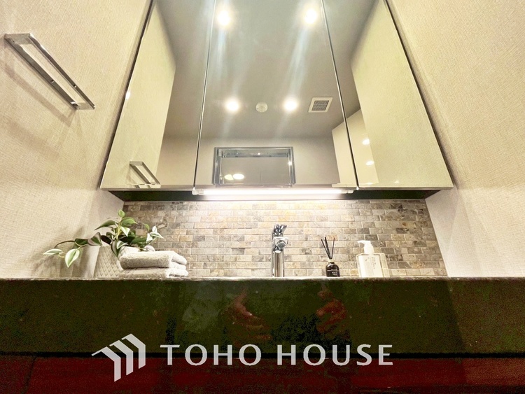 洗面 【WASHROOM】◆快適◆煌びやかな暮らしの中にも忘れたくない快適さ。大きな収納が助けてくれます。