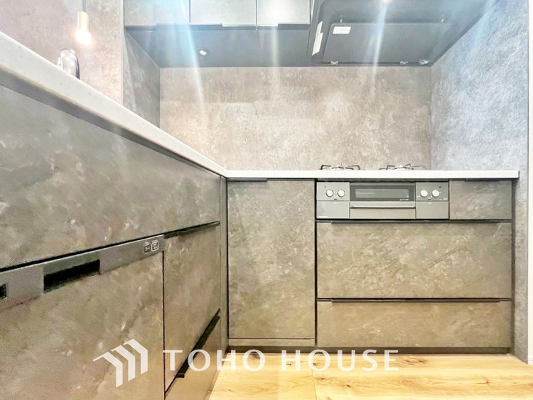 キッチン 【KITCHEN】◆ワクワク◆開放的で機能性も高いシステムキッチン。お子様は毎日のご飯にワクワク！