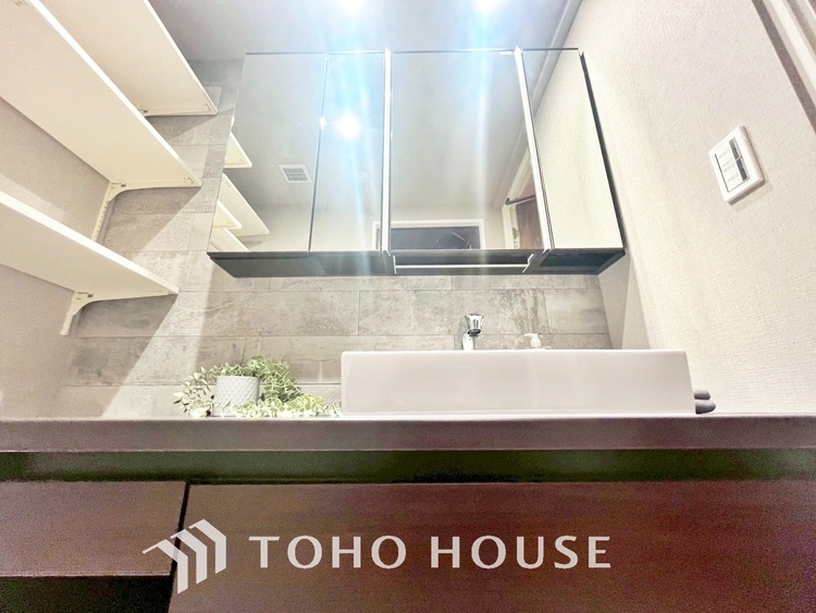 洗面 【WASHROOM】◆快適◆煌びやかな暮らしの中にも忘れたくない快適さ。大きな収納が助けてくれます。
