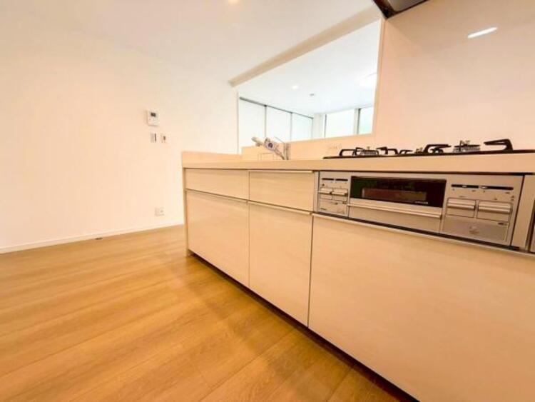 キッチン リビングダイニングが見渡せるカウンターキッチン！　お料理をする人も開放感が心地いいです。