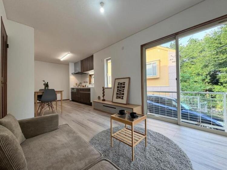 その他 ●〇ＬＤＫのメインとなる大きな窓。通常サイズより大きめの開口部から暖かい陽射しが長い時間射し込みます。天気の良い日は是非窓を開けて風通しの良さもご体感下さい。明るいＬＤＫがご家族団欒の時を包みます〇●