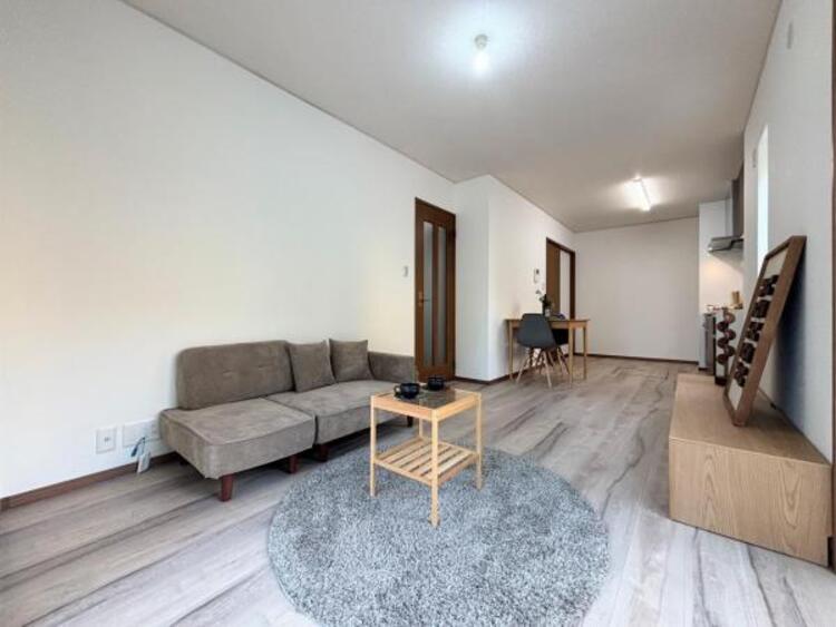 その他 ●〇広々ＬＤＫ。導線もしっかりと取れており、ダイニングテーブルやソファー、ローテーブル等の家具もしっかりと配置でき、サイズも選びません。ゆったりした広さの空間で家族団らんの時間をお過ごしください。〇●