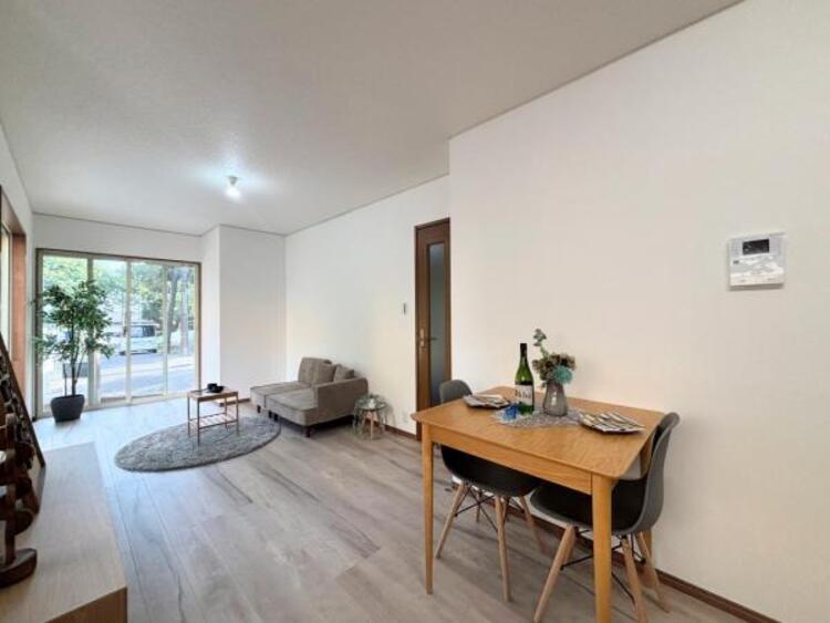 その他 ●〇一日の中で多くの時間を過ごすことになる住まいだからこそ、いつも穏やかな空間であるように心掛けています。構成する建材などへの配慮が、住まう方の健康を守ります。小さなお子様がいるご家庭でも安心です〇●