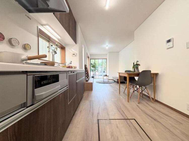 その他 ●〇新しいキッチンは気分も上がり、家事も楽しくできそう。お手伝いをしてくれるお子様と並んで立てるキッチンは、ご家族のコミュニケーションを育む場として活躍します。収納力が高い事も大事なポイントです〇●