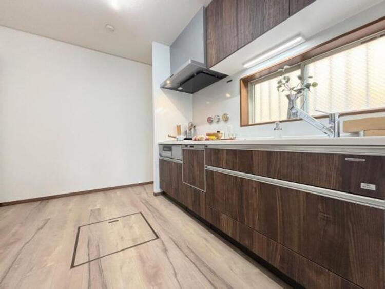 その他 ●〇家族で並んでクッキング。皆でわいわい楽しく作るお料理は愛情たっぷりのごちそうに。キッチンで過ごす家族時間は大人になっても心に残る素敵なオンリーワンの思い出に。食後の片付けも苦にならない空間です〇●