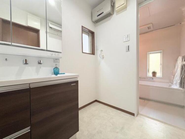 その他 ●〇平日の朝であっても、落ち着きとくつろぎを感じられる。歯磨き粉が行方不明になるようなごちゃごちゃ感も解消。収納力の高い洗面所です。　コーディネートされた空間で気持ちよく身だしなみを整えられます　〇●