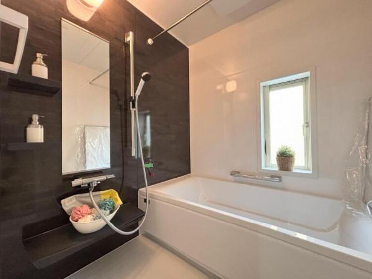 その他 ●〇ユニットバスはゆったりとくつろげる1坪タイプ。足までしっかりと伸ばせる浴槽は心身ともにしっかりと疲れを癒してくれます。お子様と一緒の入浴でも充分な広さです。バスルームは疲れを癒すくつろぎの場所〇●